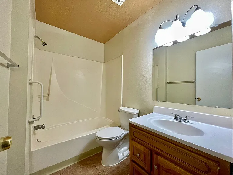 Casa Del Arroyo Apartments — Photo 5