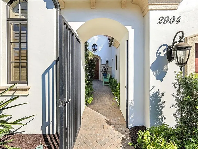 2904 Tiburon Blvd E — Photo 3