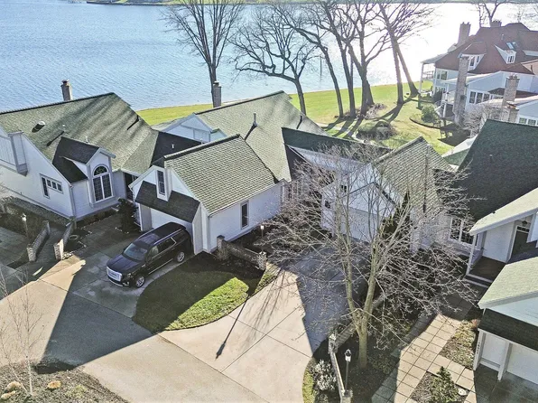 16946 Landing Dr, Spring Lake, MI 49456