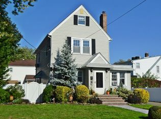 67 School St, Malverne, NY 11565