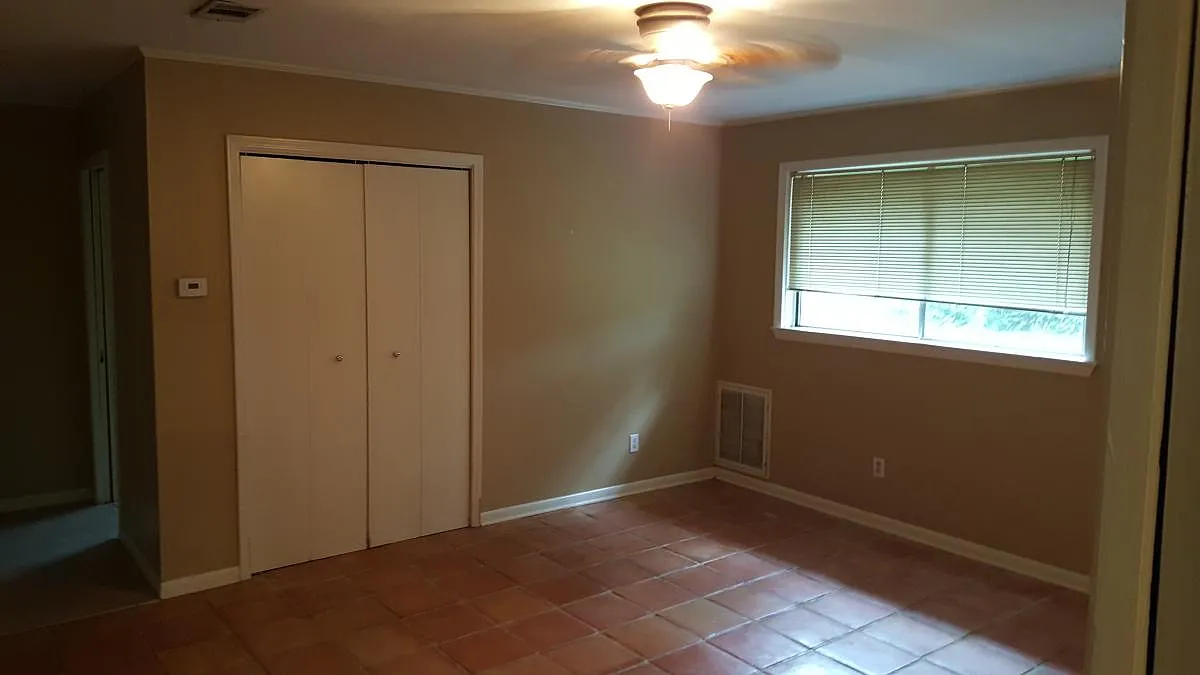 3 bed, 1200 sqft, $1,300 — Photo 3