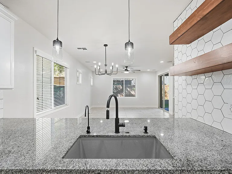 216 E Beatryce St — Photo 13