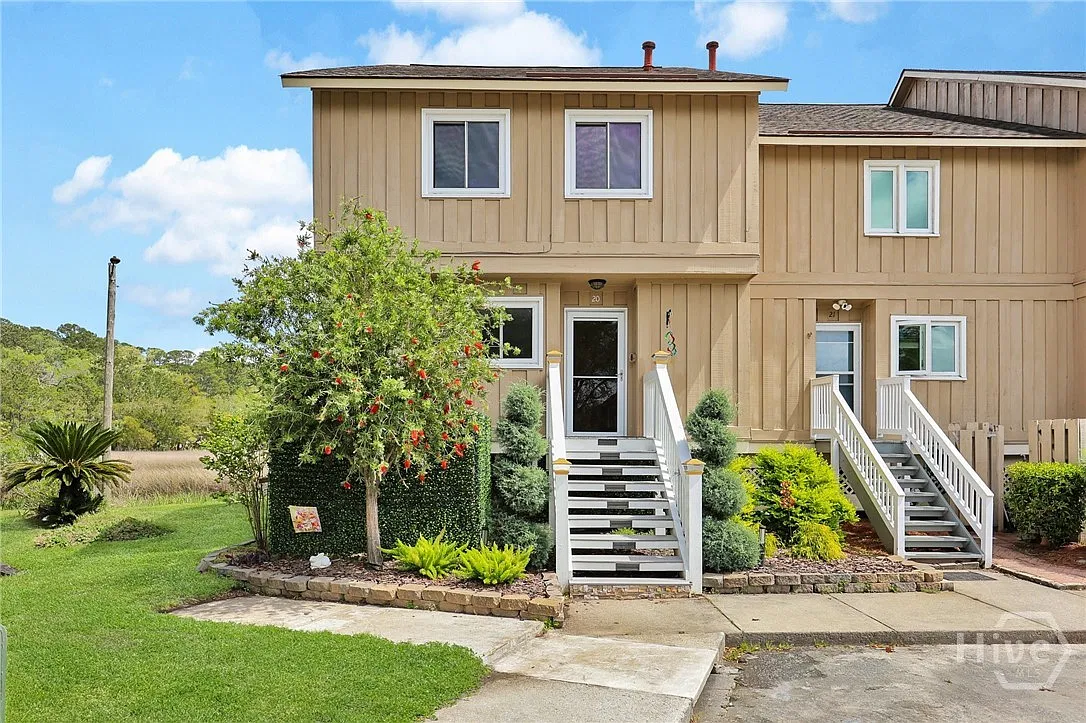 3 bed, 2.5 bath, 1735 sqft, $2,400 — Photo 1
