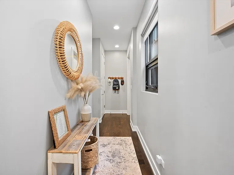 1349 N Leavitt St #1B — Photo 3