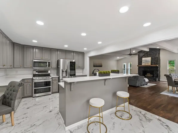 113 Woodland Cir, Trussville, AL 35173