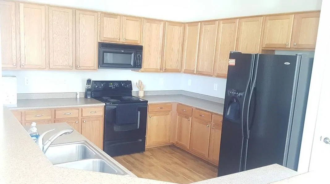 4 bed, 1852 sqft, $2,500 — Photo 2
