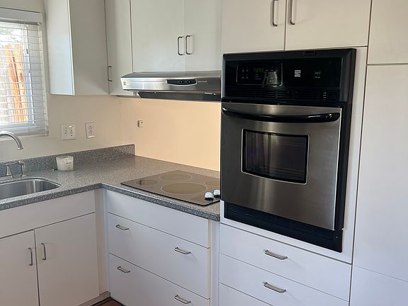 5th image of 323 Consuelo Dr