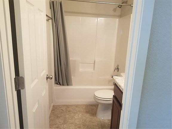 5th image of 832 NW Evans Cir