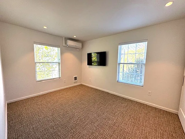 784 Farmington Ave — Photo 11