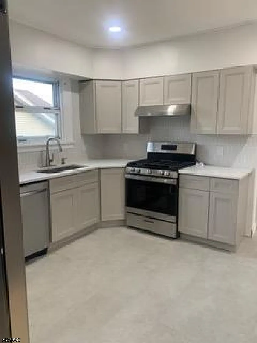 3 bed, 1.0 bath, $2,800 — Photo 3