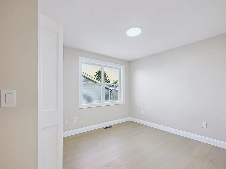 110 Stowe St — Photo 11