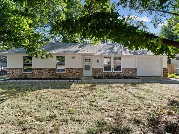 1300 N Inca Dr, Independence, MO 64056