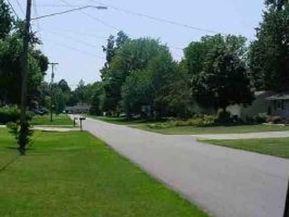Exterior Neighborhood (street photo)