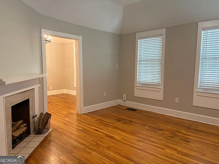 504 N Maple St — Photo 3