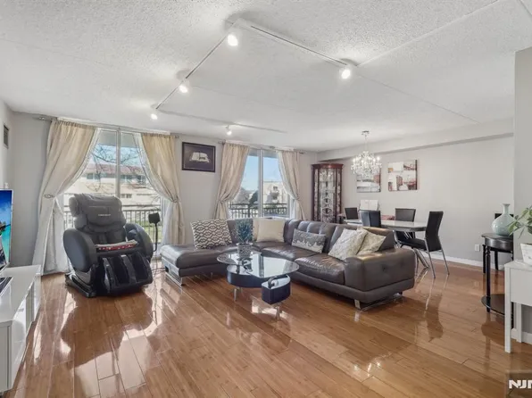 1077 River Rd APT 214, Edgewater, NJ 07020