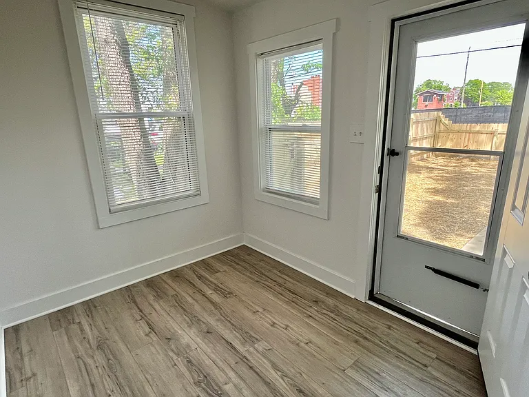 3175 N Kenwood Ave — Photo 31