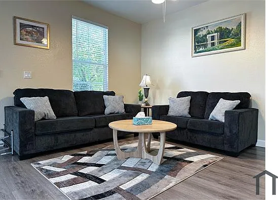 715 Ferrier Way — Photo 2