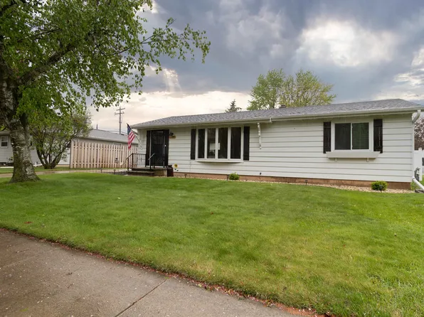 885 Greenfield Trl, Oshkosh, WI 54904