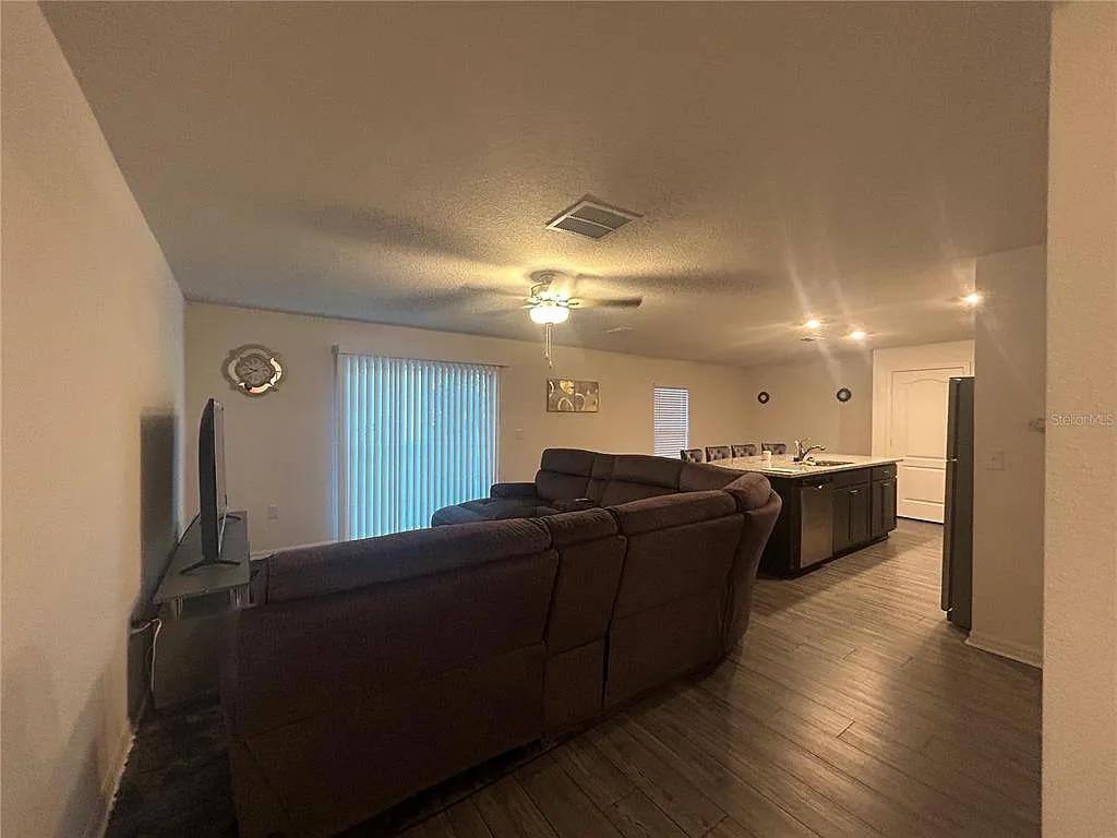 4 bed, 2.0 bath, 1852 sqft, $2,000 — Photo 3