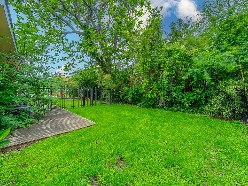 A private, leafy retreat_ideal for morning coffee or afternoon naps