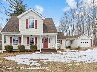 15 Lenape Trl, Oak Ridge, NJ 07438