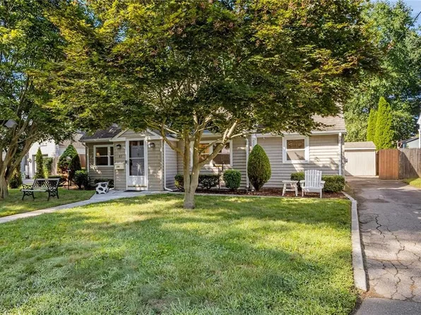 89 Interlocken Rd, East Providence, RI 02914