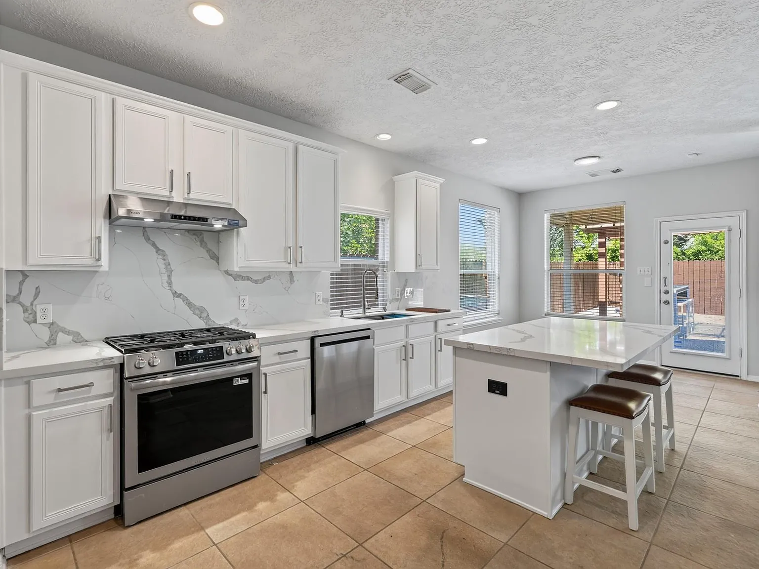 5 bed, 3.5 bath, 3163 sqft, $4,250 — Photo 3