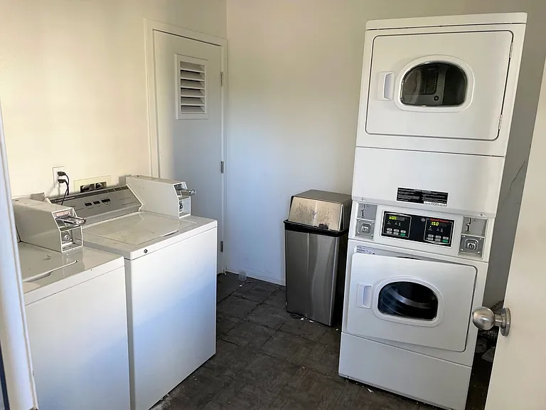 7326 Haskell Ave — Photo 11