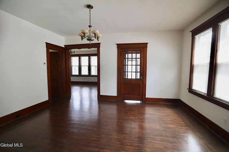 4th image of 905 Shaw Street