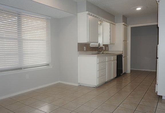 4th image of 2308 Warwick Ct