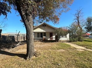 907 S Magnolia St, Hearne, TX 77859