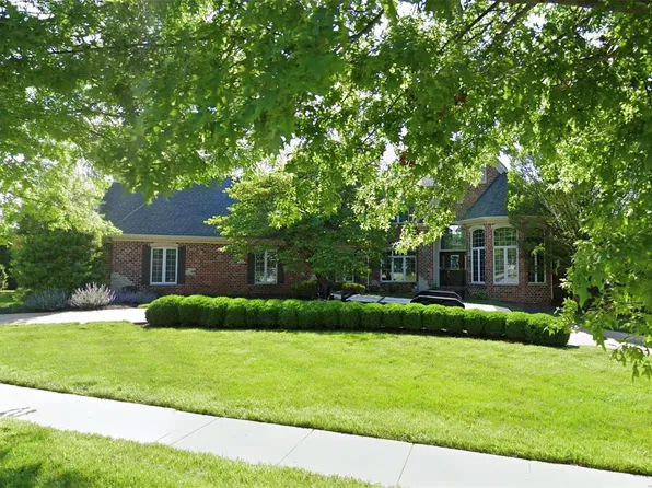 1154 Greystone Manor Pkwy, Chesterfield, MO 63005