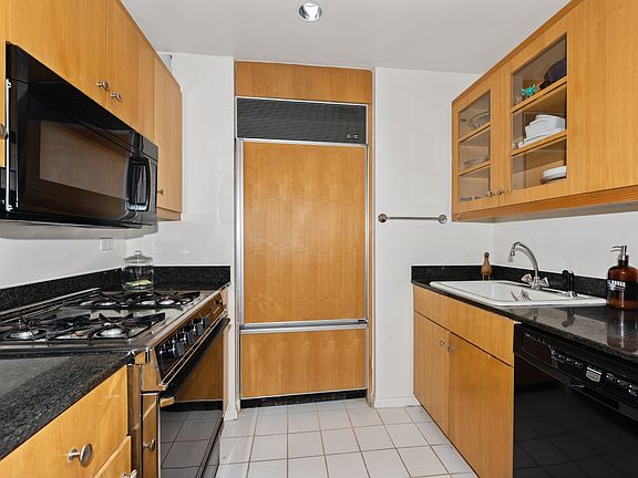 3rd image of 160 W 66th St APT 29F