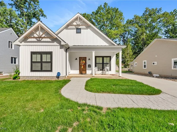 205 Sunset Rd, Avon Lake, OH 44012