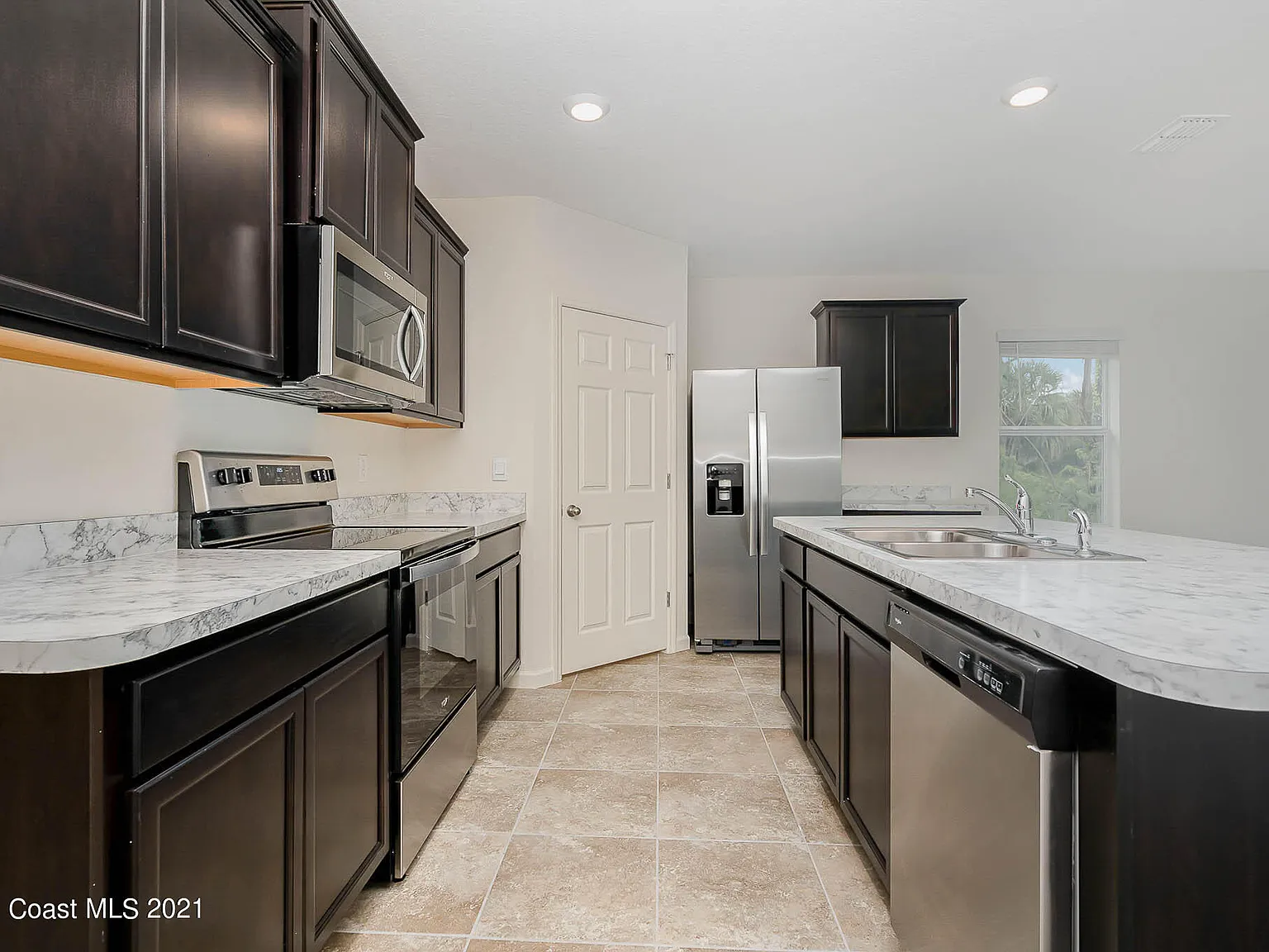 4 bed, 2.0 bath, 1908 sqft, $2,200 — Photo 3