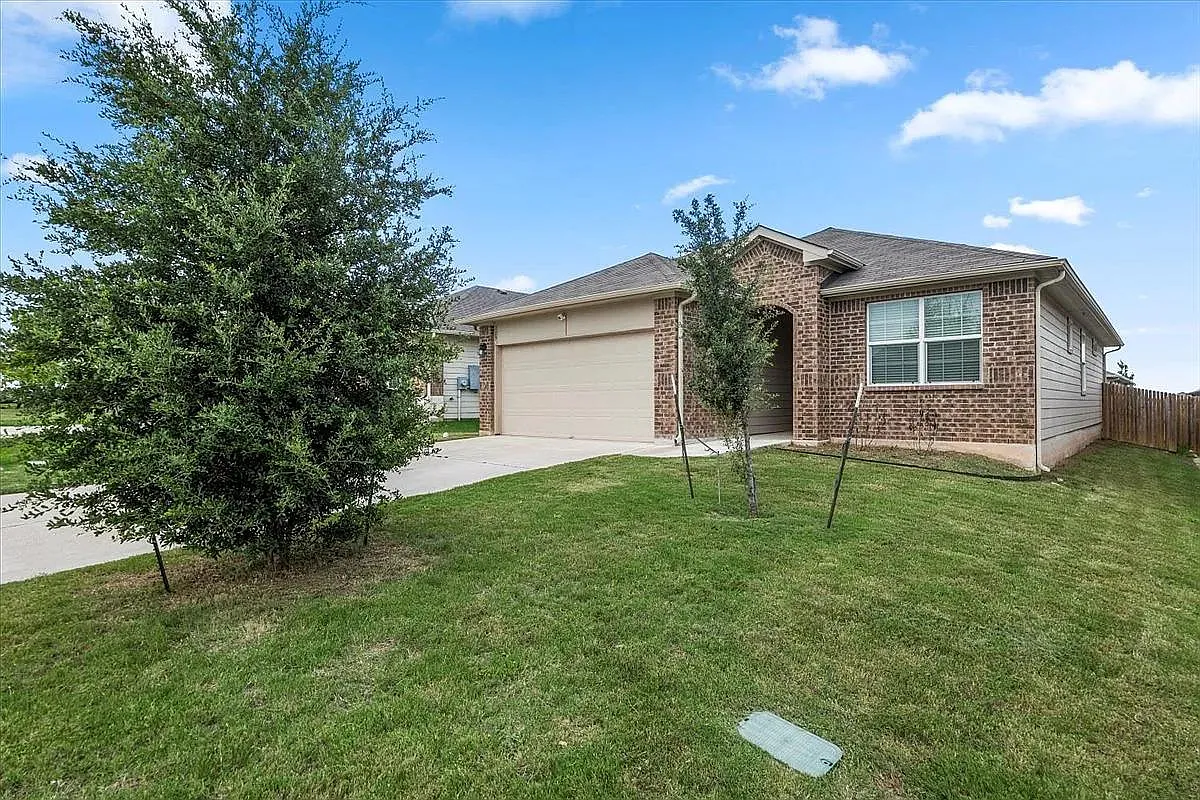 3 bed, 2.0 bath, 1400 sqft, $2,050 — Photo 3