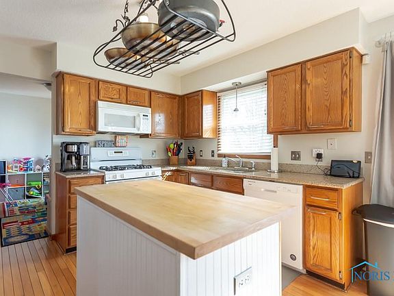 5th image of 26454 Oak Meadow Dr W
