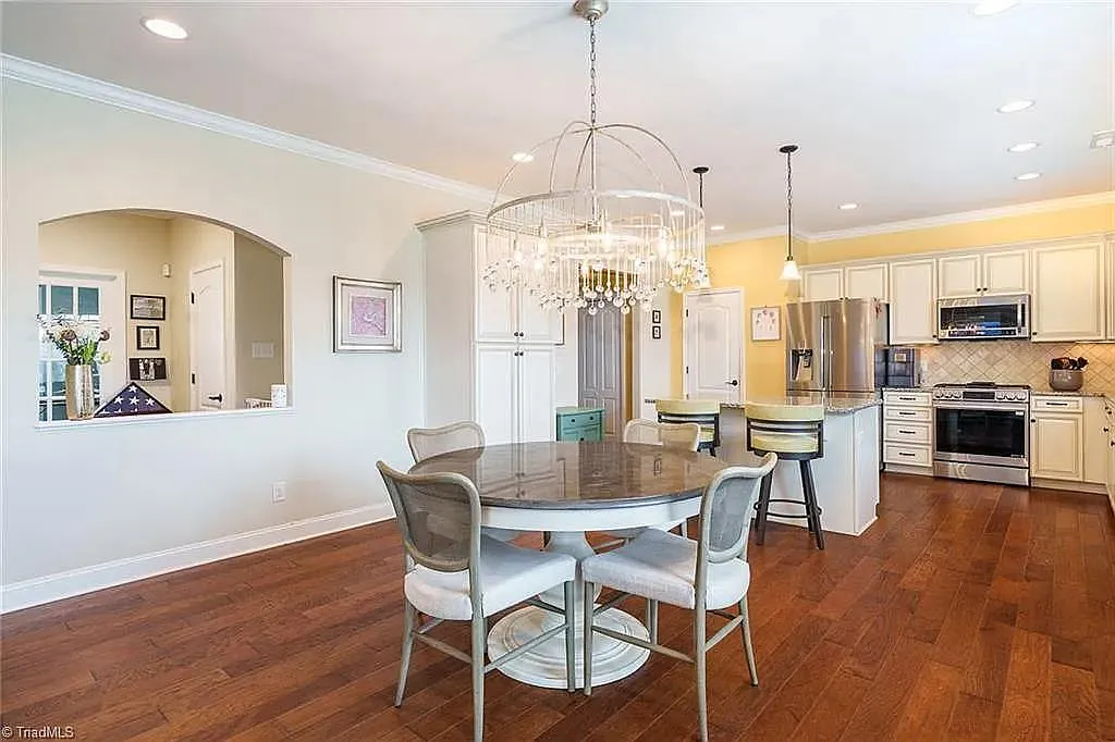 160 Twisted Cypress Ln — Photo 4