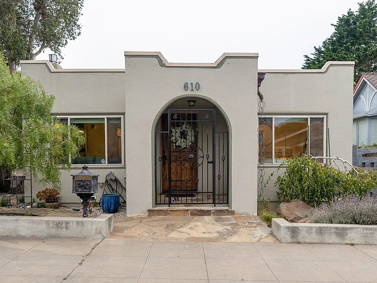 610 Forest Ave — Photo 1