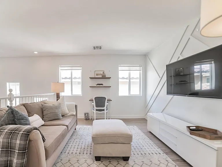 Loft area on 2nd floor for lounging, TV and extra desk space