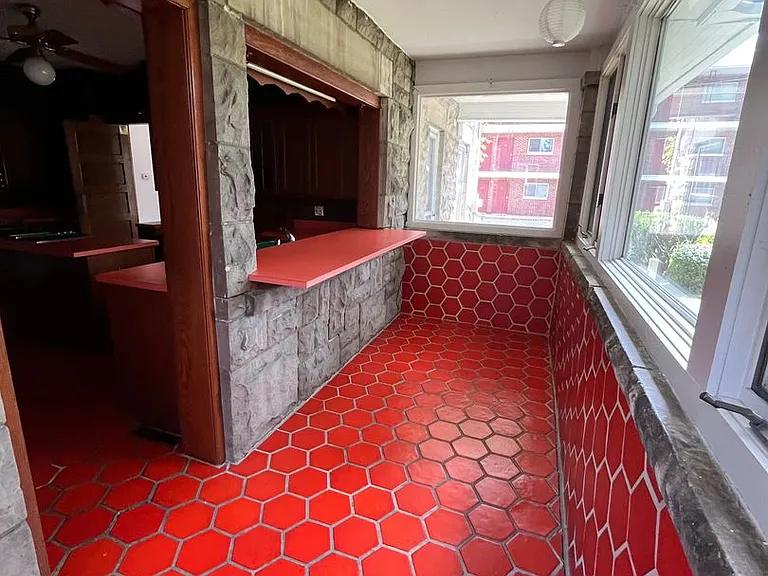 324 E 2nd St — Photo 35