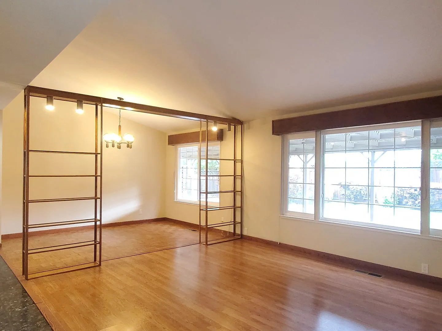 Spacious Single Family Home, A/C, Remodeled Kitchen, Fresh Paint, W/D, Beautiful Backyard! — Photo 4