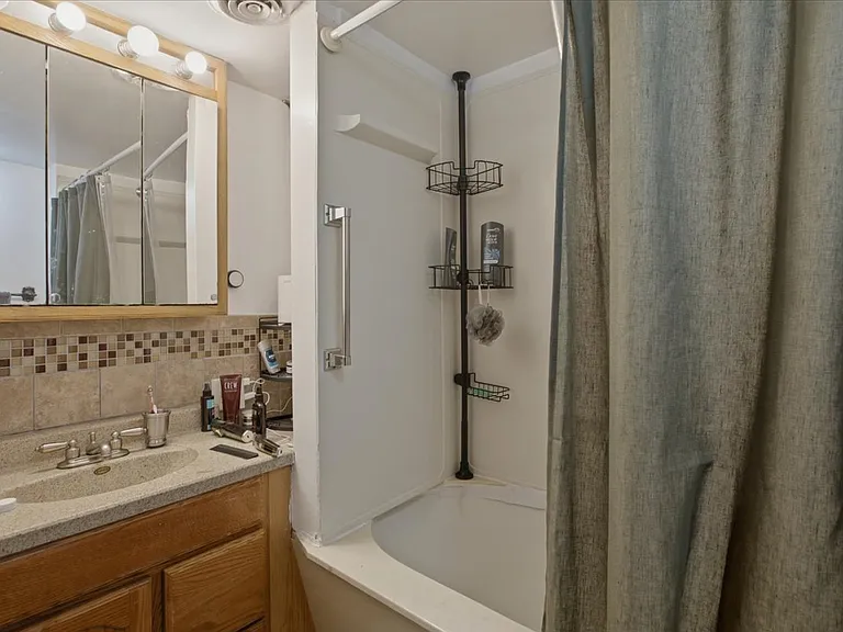 1128 W Diversey Pkwy #1-F — Photo 13