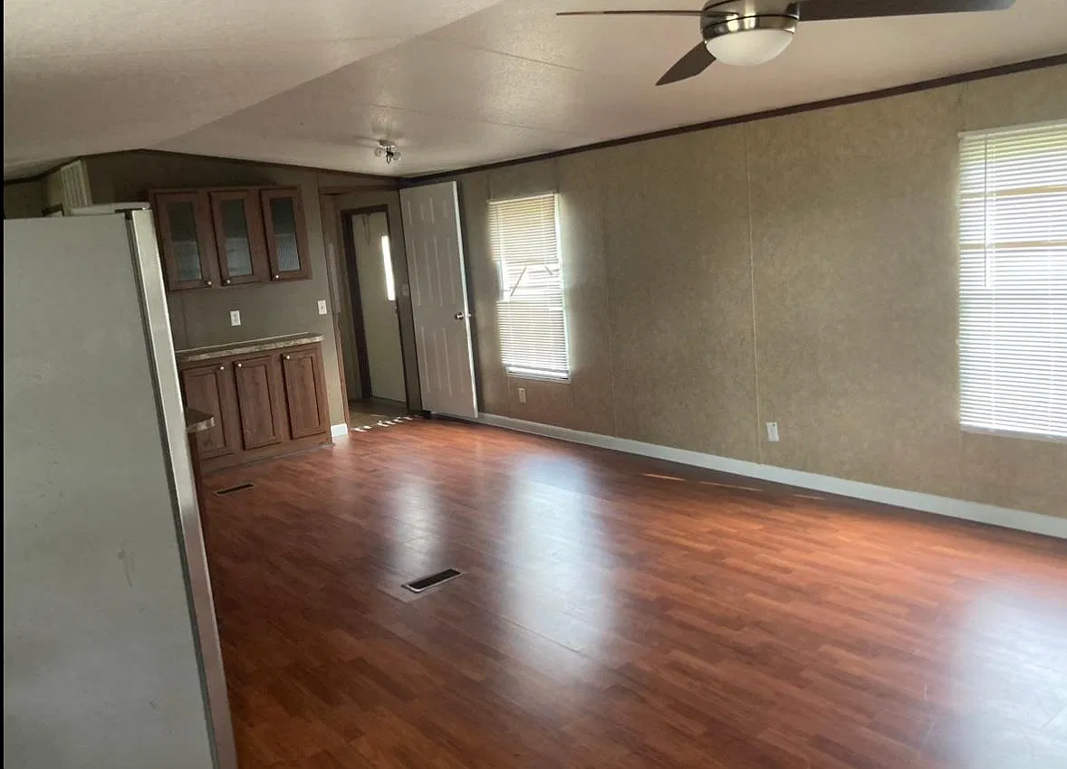 3 bed, 1300 sqft, $1,400 — Photo 3
