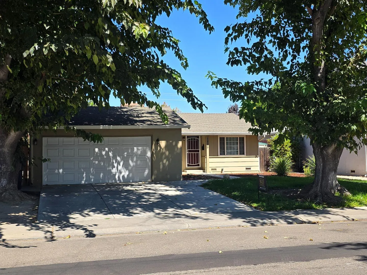 1225 W Beverly Pl — Photo 4