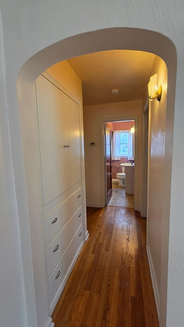 Charming House with Detached Garage — Photo 4