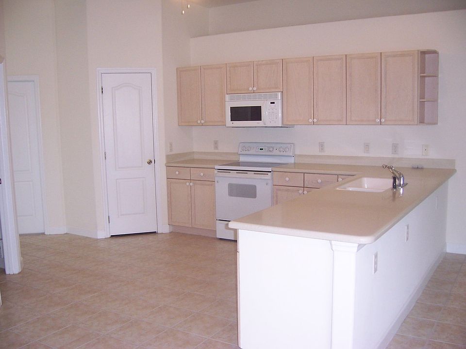 Large Open Bright Kitchen