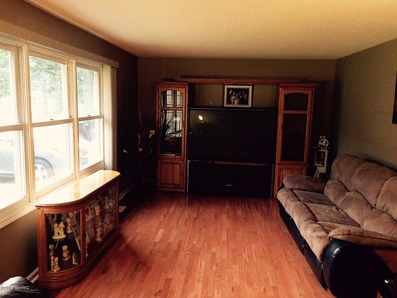 5th image of 3944 E Laketon Ave