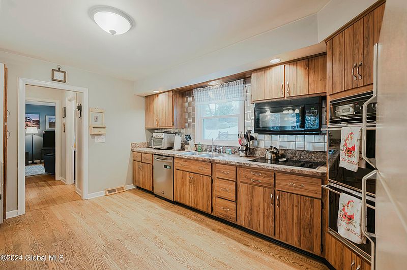 5th image of 25 Brookwood Drive