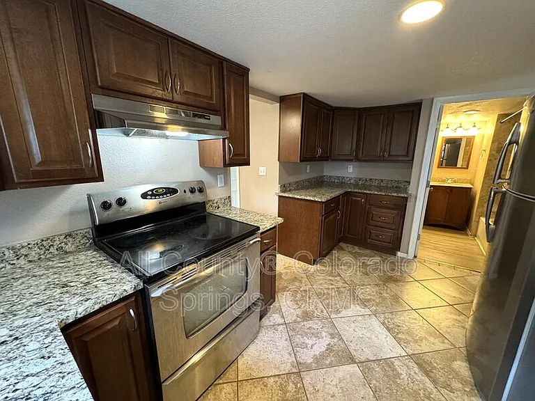 822 S Logan Ave — Photo 5